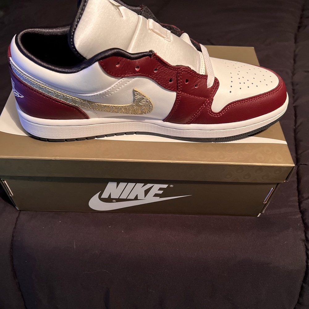 Jordan Low-Top Sneaker — White, Maroon & Gold